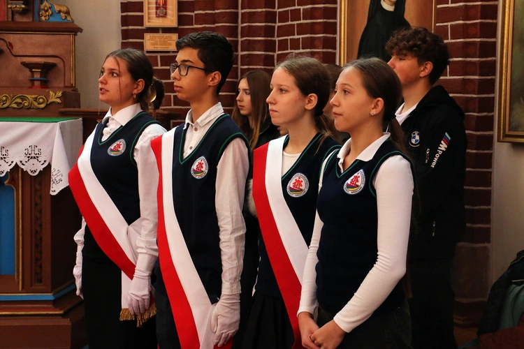 Uczniowie dziękowali Bogu za niepodległość. Niedługo oddadzą hołd Danucie Siedzikównie "Ince"