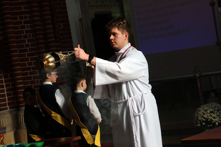 Uczniowie dziękowali Bogu za niepodległość. Niedługo oddadzą hołd Danucie Siedzikównie "Ince"