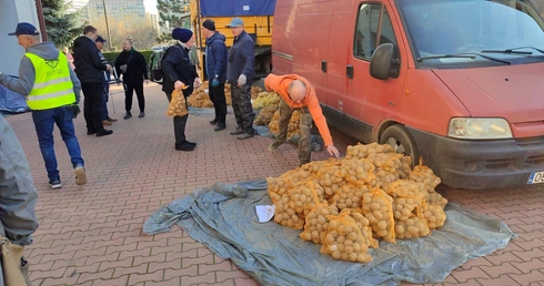 Rycerze Kolumba uratowali rolnika i jego plony. Uruchomili spiralę pomocy