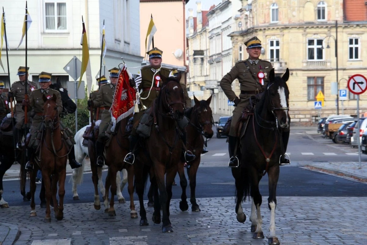 Defilada i prezentacja Ochotniczego Szwadronu 3. Pułku Ułanów Śląskich w Kędzierzynie-Koźlu