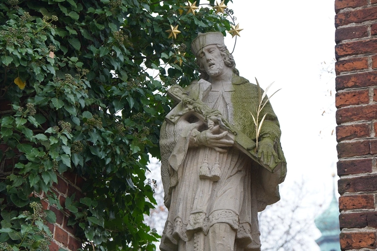 Brzezia Łąka. Dziękczynienie za dar świątyni, z Matką Bożą Różańcową