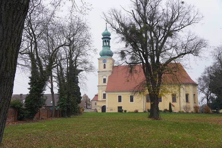 Brzezia Łąka. Dziękczynienie za dar świątyni, z Matką Bożą Różańcową