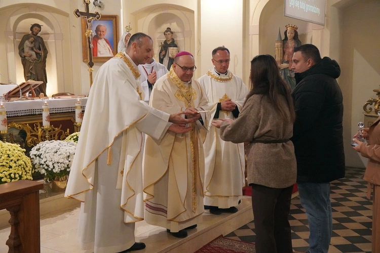 Brzezia Łąka. Dziękczynienie za dar świątyni, z Matką Bożą Różańcową