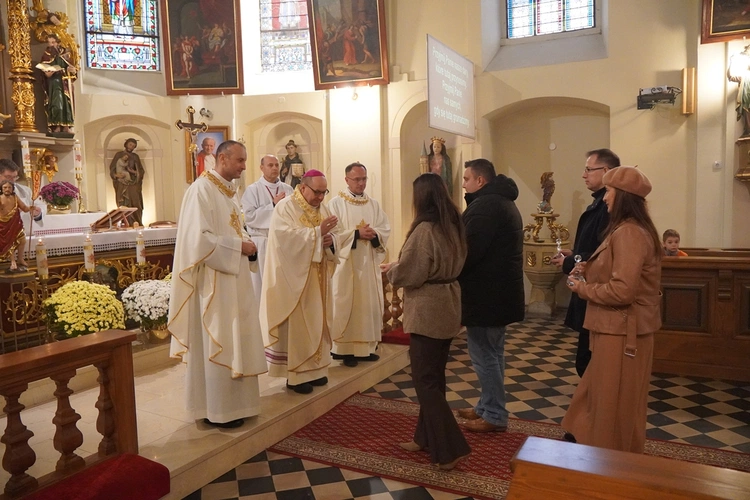 Brzezia Łąka. Dziękczynienie za dar świątyni, z Matką Bożą Różańcową