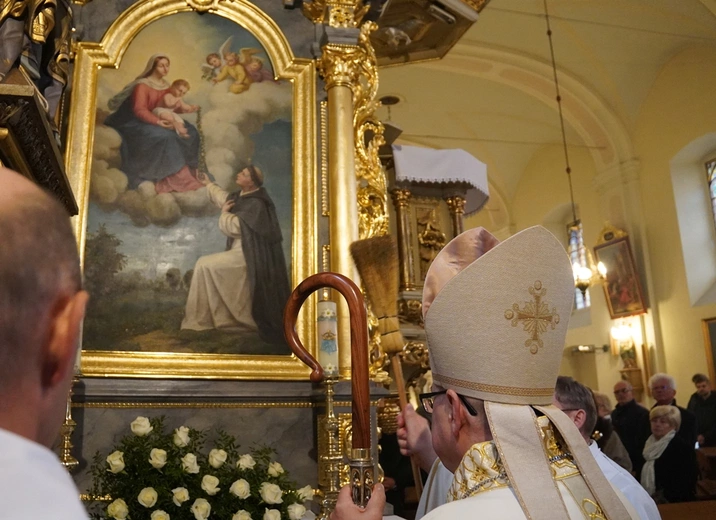Brzezia Łąka. Dziękczynienie za dar świątyni, z Matką Bożą Różańcową