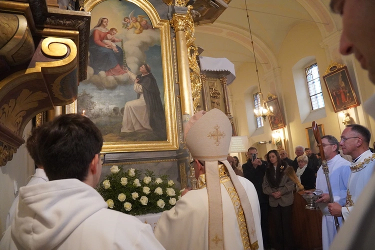 Brzezia Łąka. Dziękczynienie za dar świątyni, z Matką Bożą Różańcową