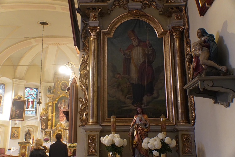 Brzezia Łąka. Dziękczynienie za dar świątyni, z Matką Bożą Różańcową