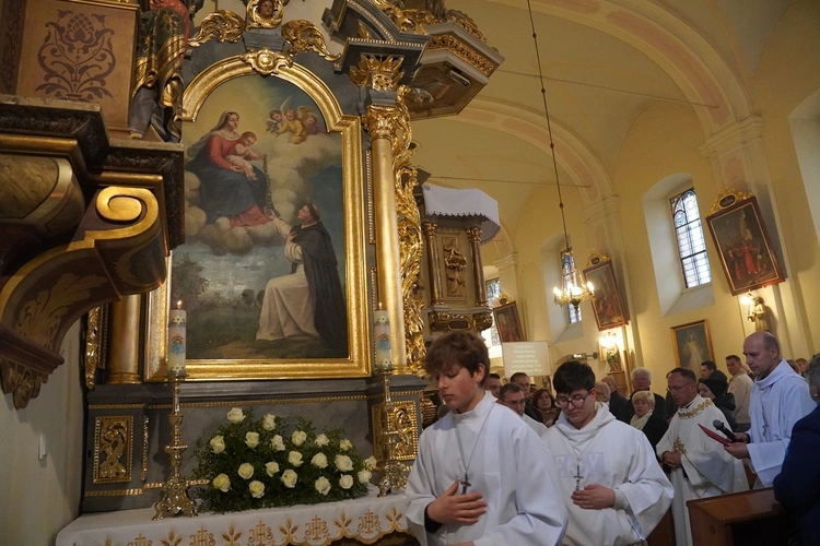 Brzezia Łąka. Dziękczynienie za dar świątyni, z Matką Bożą Różańcową