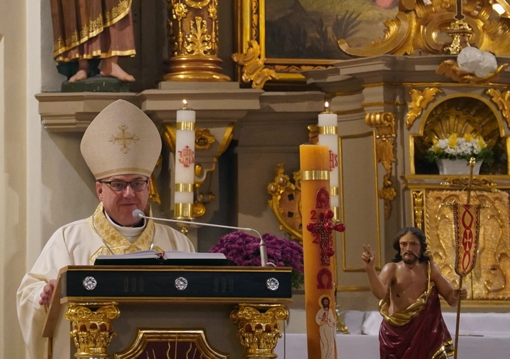 Brzezia Łąka. Dziękczynienie za dar świątyni, z Matką Bożą Różańcową