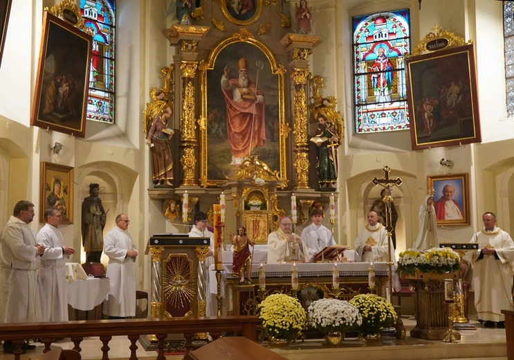 Brzezia Łąka. Dziękczynienie za dar świątyni, z Matką Bożą Różańcową