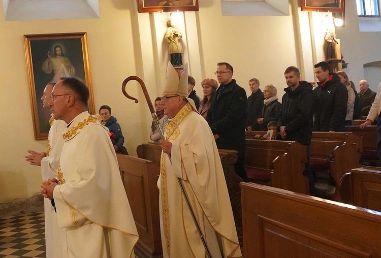 Brzezia Łąka. Dziękczynienie za dar świątyni, z Matką Bożą Różańcową