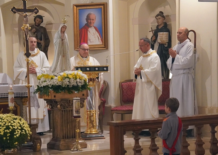 Brzezia Łąka. Dziękczynienie za dar świątyni, z Matką Bożą Różańcową