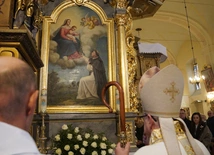 Brzezia Łąka. Dziękczynienie za dar świątyni, z Matką Bożą Różańcową