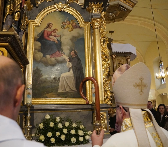 Brzezia Łąka. Dziękczynienie za dar świątyni, z Matką Bożą Różańcową