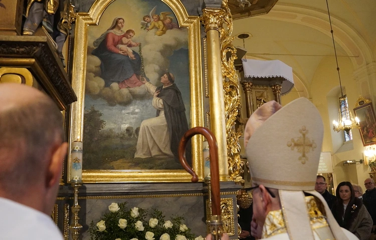 Brzezia Łąka. Dziękczynienie za dar świątyni, z Matką Bożą Różańcową