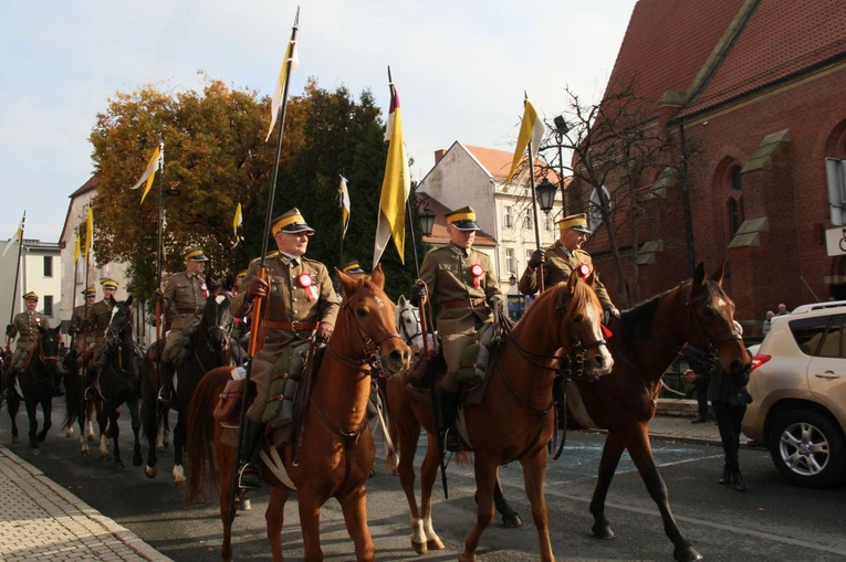Defilada i prezentacja Ochotniczego Szwadronu 3. Pułku Ułanów Śląskich w Kędzierzynie-Koźlu