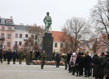 Delegacje złożą kwiaty pod Pomnikiem Czynu Legionów.