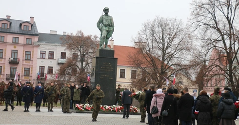 Delegacje złożą kwiaty pod Pomnikiem Czynu Legionów.