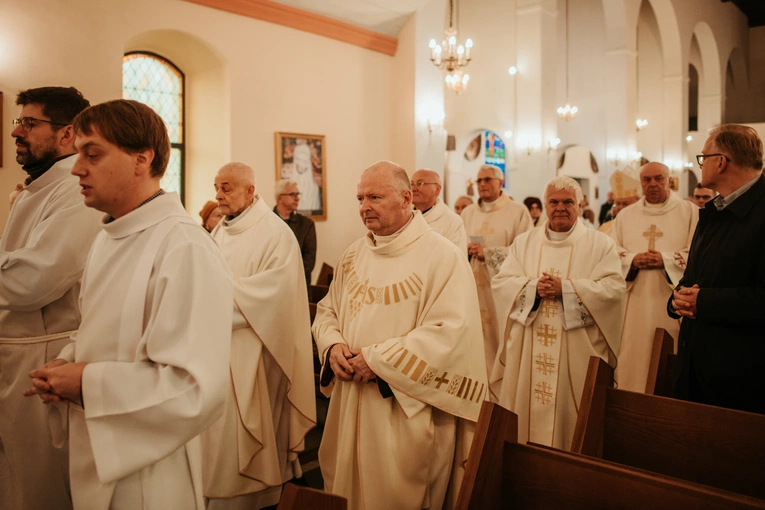 Wprowadzenie relikwii św. Jana Pawła II i poświęcenie odnowionego ołtarza 