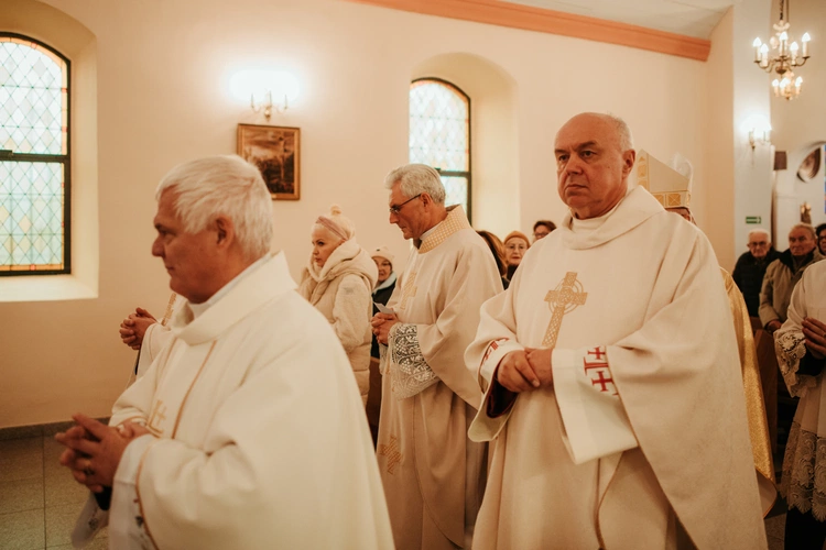 Wprowadzenie relikwii św. Jana Pawła II i poświęcenie odnowionego ołtarza 