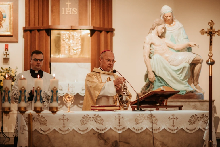 Wprowadzenie relikwii św. Jana Pawła II i poświęcenie odnowionego ołtarza 