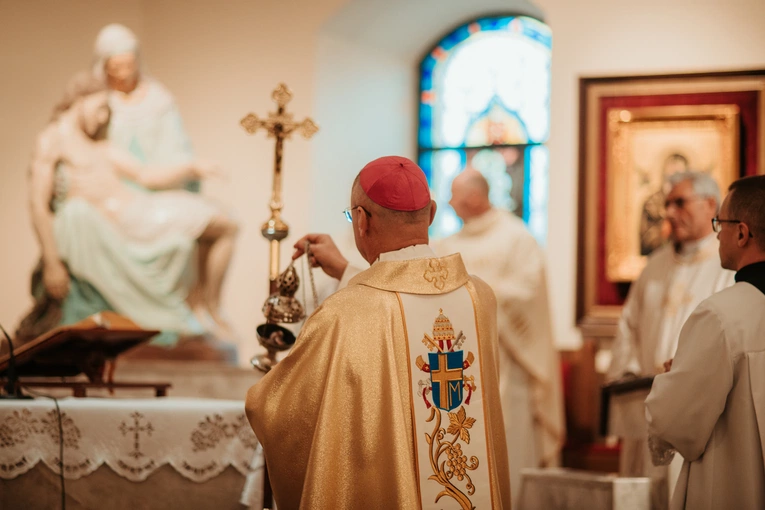Wprowadzenie relikwii św. Jana Pawła II i poświęcenie odnowionego ołtarza 
