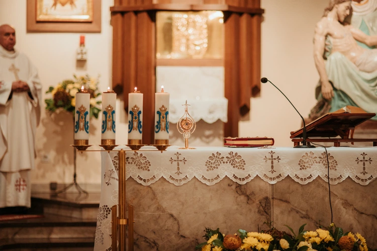 Wprowadzenie relikwii św. Jana Pawła II i poświęcenie odnowionego ołtarza 