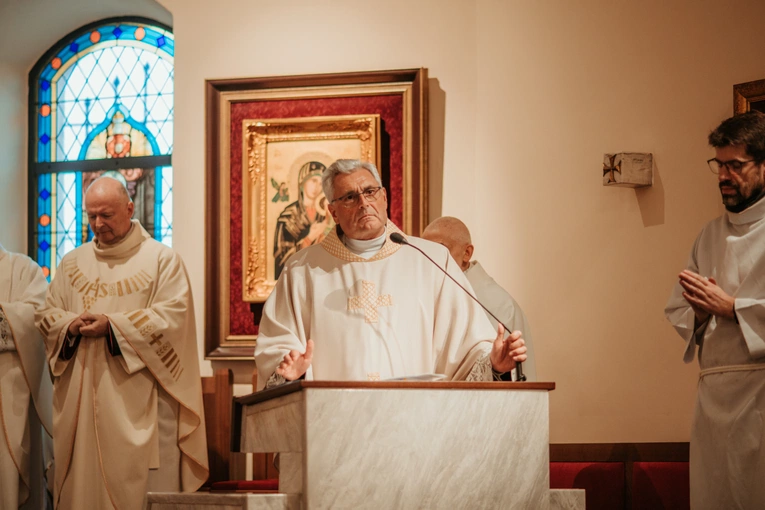 Wprowadzenie relikwii św. Jana Pawła II i poświęcenie odnowionego ołtarza 