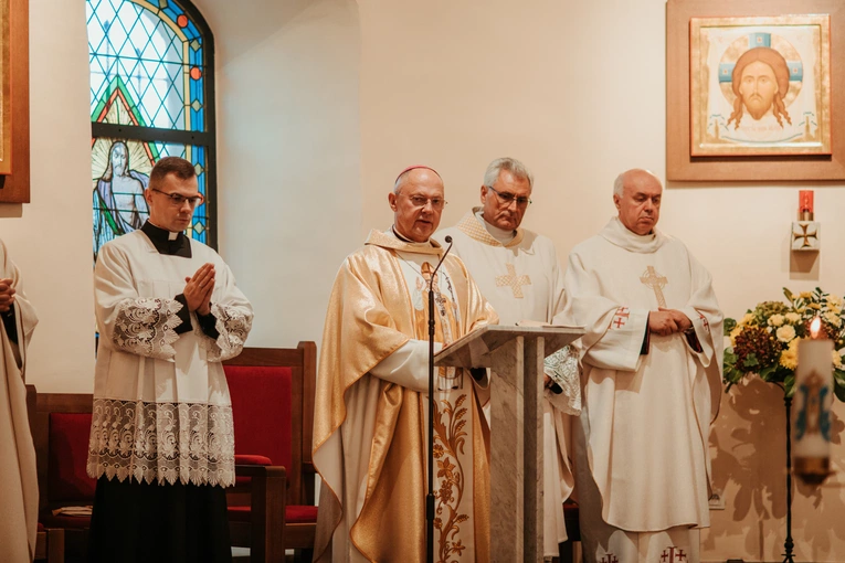 Wprowadzenie relikwii św. Jana Pawła II i poświęcenie odnowionego ołtarza 