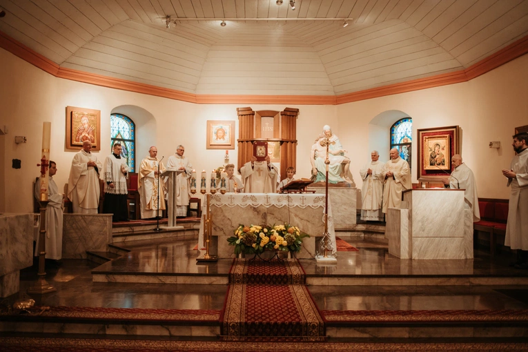 Wprowadzenie relikwii św. Jana Pawła II i poświęcenie odnowionego ołtarza 