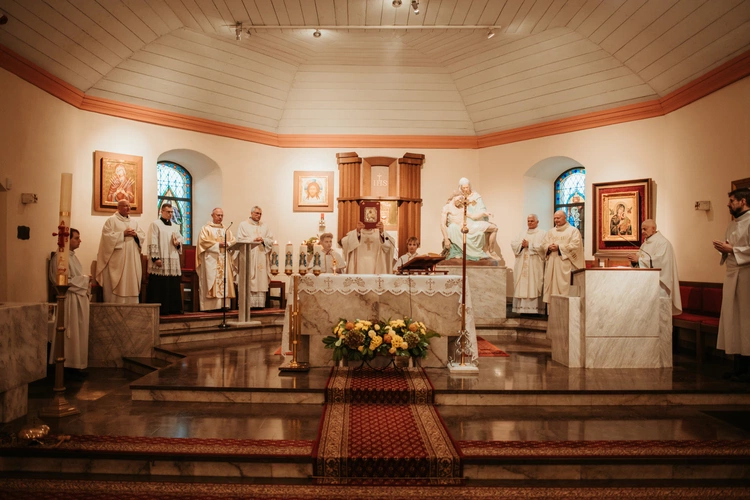 Wprowadzenie relikwii św. Jana Pawła II i poświęcenie odnowionego ołtarza 