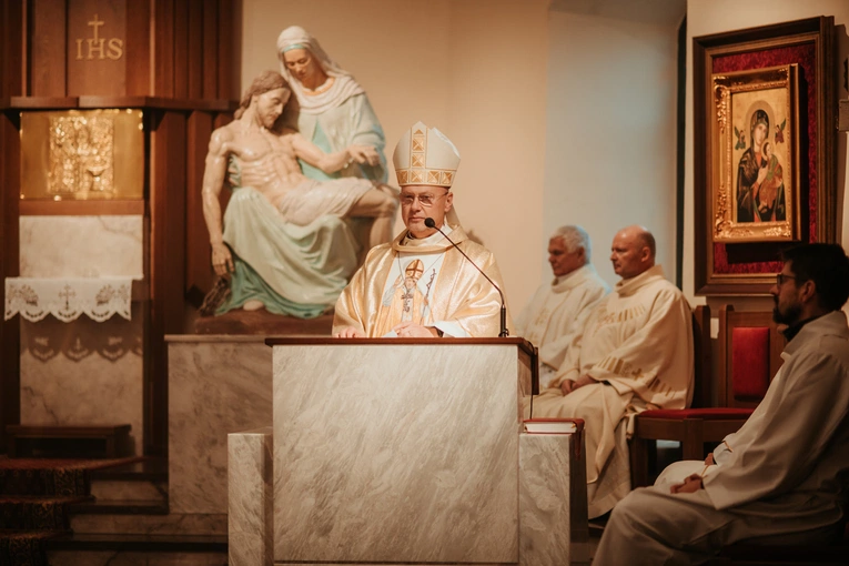 Wprowadzenie relikwii św. Jana Pawła II i poświęcenie odnowionego ołtarza 