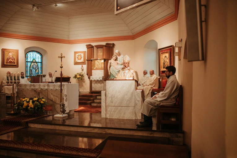 Wprowadzenie relikwii św. Jana Pawła II i poświęcenie odnowionego ołtarza 