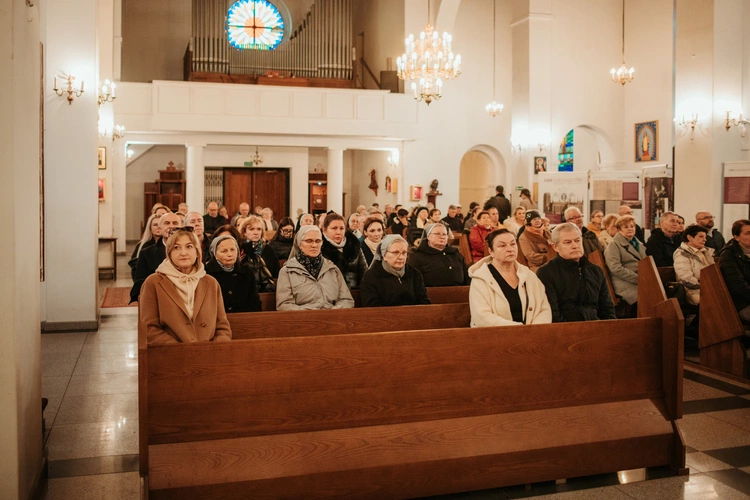Wprowadzenie relikwii św. Jana Pawła II i poświęcenie odnowionego ołtarza 