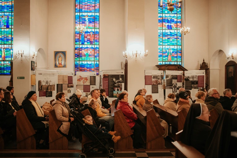 Wprowadzenie relikwii św. Jana Pawła II i poświęcenie odnowionego ołtarza 