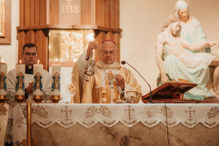 Wprowadzenie relikwii św. Jana Pawła II i poświęcenie odnowionego ołtarza 