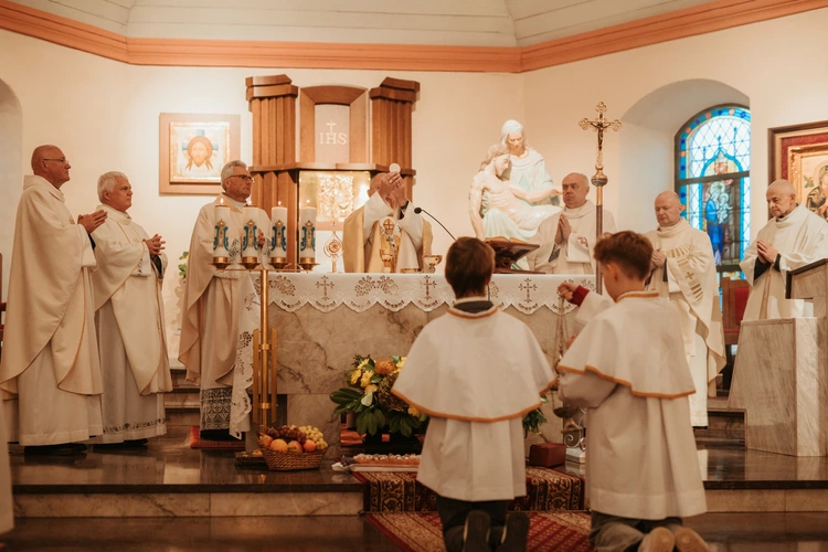 Wprowadzenie relikwii św. Jana Pawła II i poświęcenie odnowionego ołtarza 