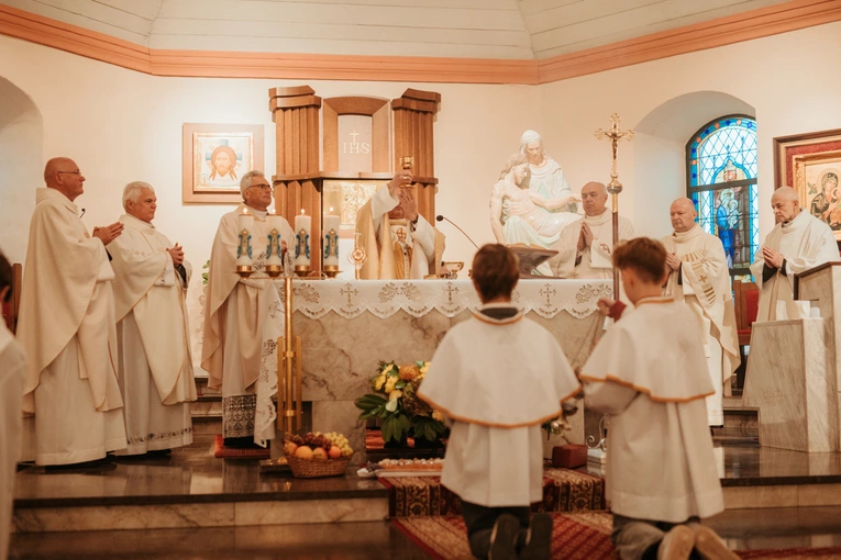 Wprowadzenie relikwii św. Jana Pawła II i poświęcenie odnowionego ołtarza 