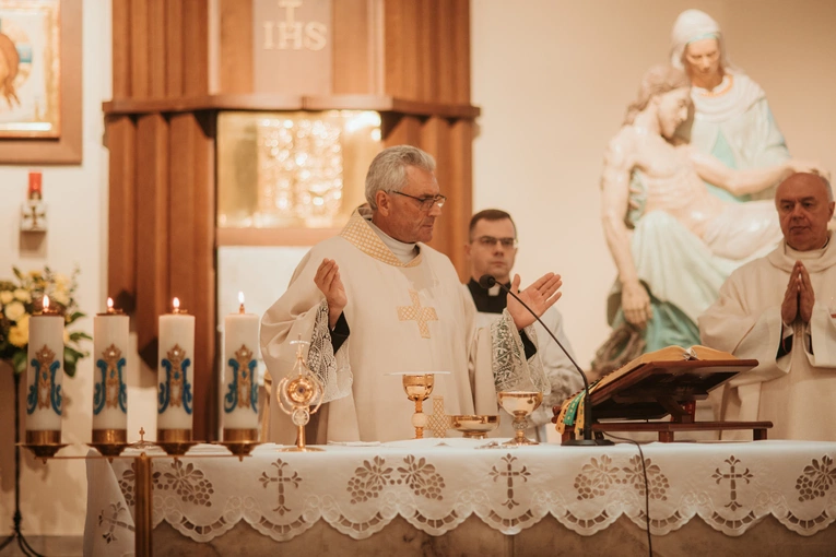 Wprowadzenie relikwii św. Jana Pawła II i poświęcenie odnowionego ołtarza 