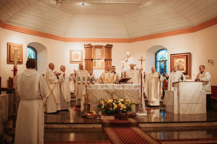 Wprowadzenie relikwii św. Jana Pawła II i poświęcenie odnowionego ołtarza 