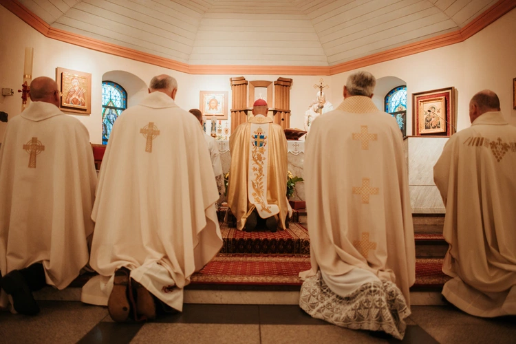 Wprowadzenie relikwii św. Jana Pawła II i poświęcenie odnowionego ołtarza 