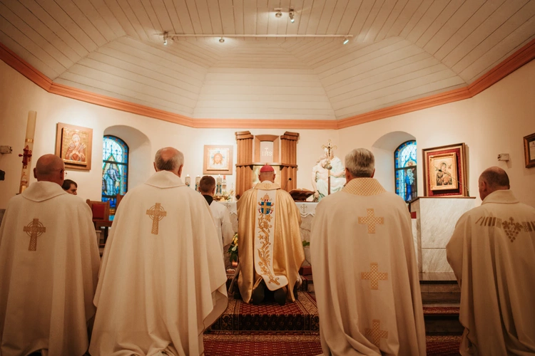 Wprowadzenie relikwii św. Jana Pawła II i poświęcenie odnowionego ołtarza 
