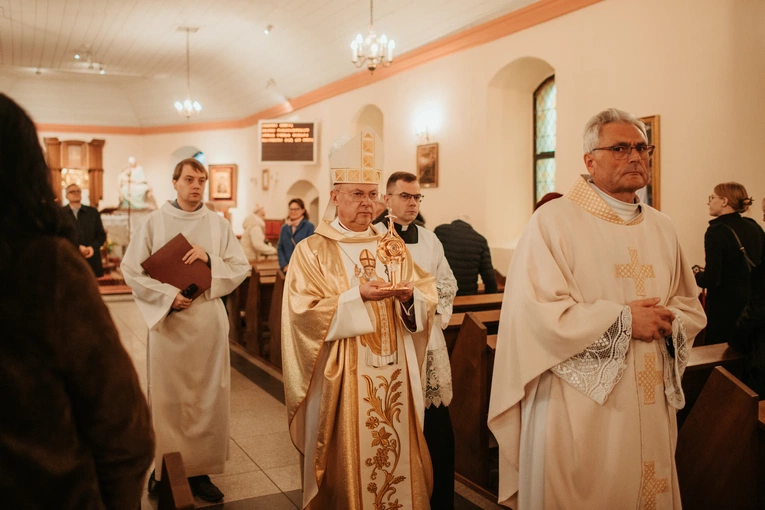 Wprowadzenie relikwii św. Jana Pawła II i poświęcenie odnowionego ołtarza 