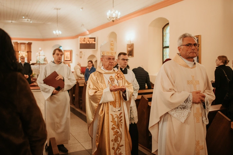 Wprowadzenie relikwii św. Jana Pawła II i poświęcenie odnowionego ołtarza 