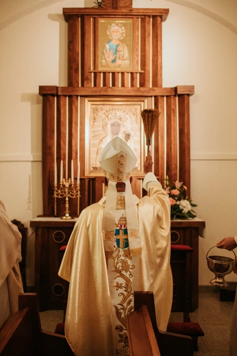 Wprowadzenie relikwii św. Jana Pawła II i poświęcenie odnowionego ołtarza 