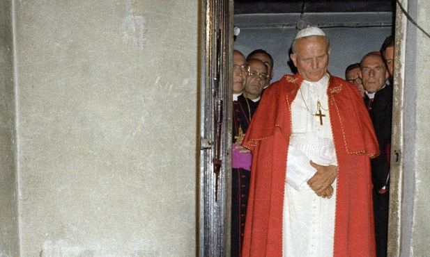 11 Listopada św. Jana Pawła II. Archiwalne nagranie z prywatnej kaplicy papieża