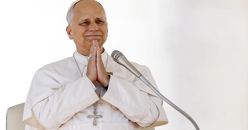 Myśleli, że nie żyje - on tymczasem stanął w drzwiach. Nowa książka o Leonie XIV