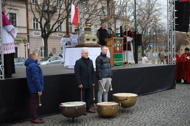 Obchody patronalne diecezji. Procesja z relikwiami św. Wiktorii 
