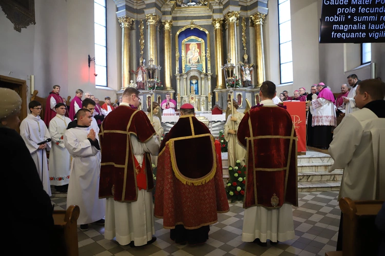 Obchody patronalne diecezji. Procesja z relikwiami św. Wiktorii 