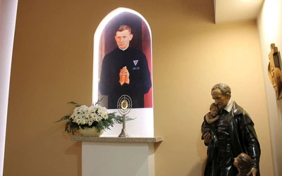 Wprowadzenie relikwii bł. księdza Frelichowskiego 